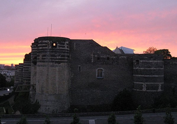 soleil couchant sur le château d'Angers