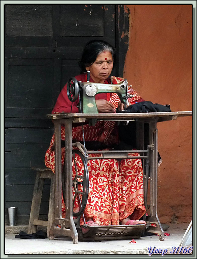 Blog de images-du-pays-des-ours : Images du Pays des Ours (et d'ailleurs ...), Le vélo, la vache et la couturière - Pokhara - Népal
