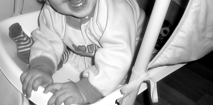 mini pouce joue à cache cache