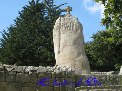 Pleumeur-Bodu, menhir de Saint Uzec