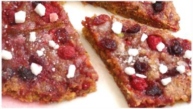 TRANCHES AUX FRAMBOISES,BAIES DE CRANBERRY,NOIX ET PISTACHES 