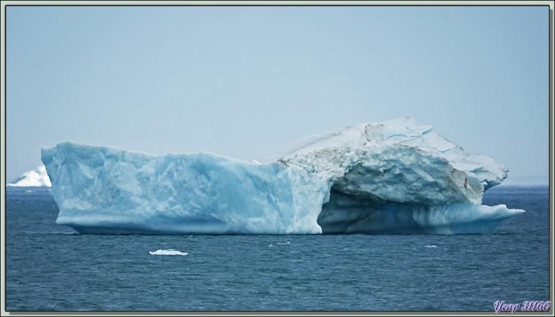 En attendant mon débarquement, je capture en image les plus beaux "glaçons" qui défilent - Devon Island - Nunavut - Canada