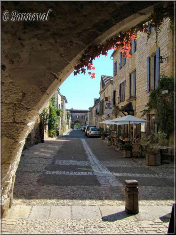 Monpazier Dordogne couverts et au bout de la rue une autre porte de la Bastide