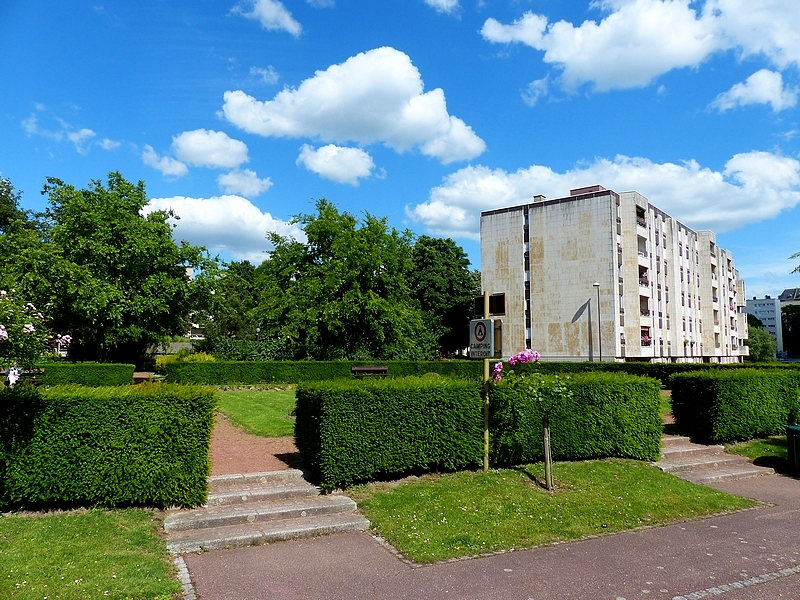 Metz / Les jardins autour du Conseil Régional de Lorraine...