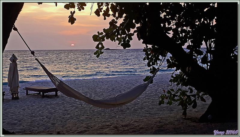 Repos sur la plage tout en admirant le coucher de soleil - Tsarabanjina - Mitsio - Madagascar