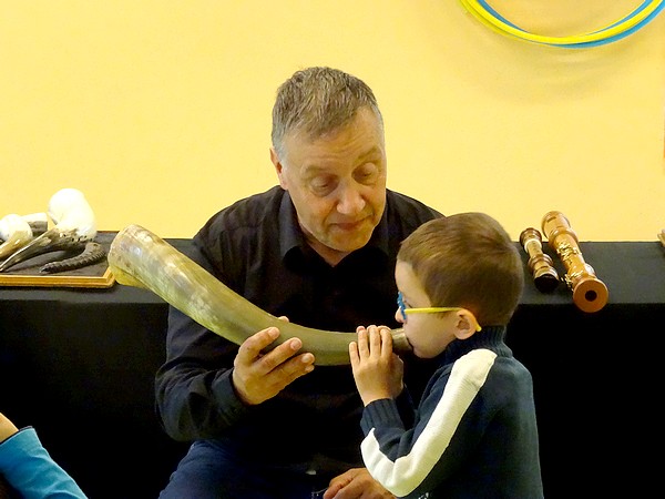 A l'initiative de l'association "Châtillon-Scènes, François Tainturier, Directeur du Laostic, est venu présenter des instruments anciens aux élèves des écoles Louis Cailletet et Francis Ca