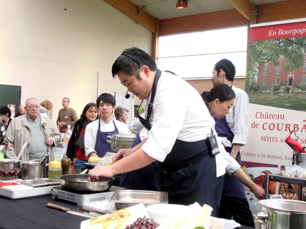 Takashi Kinoshita , chef étoilé du Château de Courban,  a démontré tout  son talent au salon "Art et Saveurs" organisé par le Lions Club