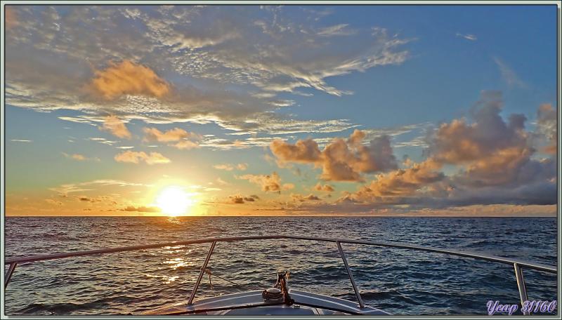 Ce double périple Seychellois, croisière et séjour individuel, se termine par ce somptueux coucher de soleil à Silhouette, suivi d'un bon mal de mer qui m'a perturbé jusqu'à mon propre coucher 