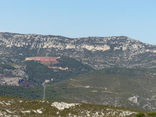 Grand Puech (devant la Mourre, lieu d'entrainement des canadairs d'où la couleur rouge ...)