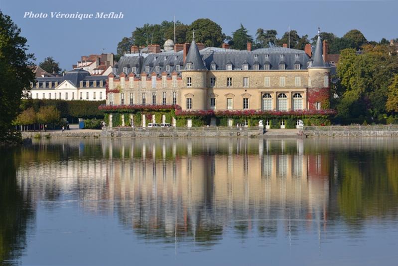 Le château de Rambouillet vu des canaux