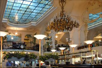 Nous nous retrouverions au café, ici le Grand café à Moulins place d'Allier