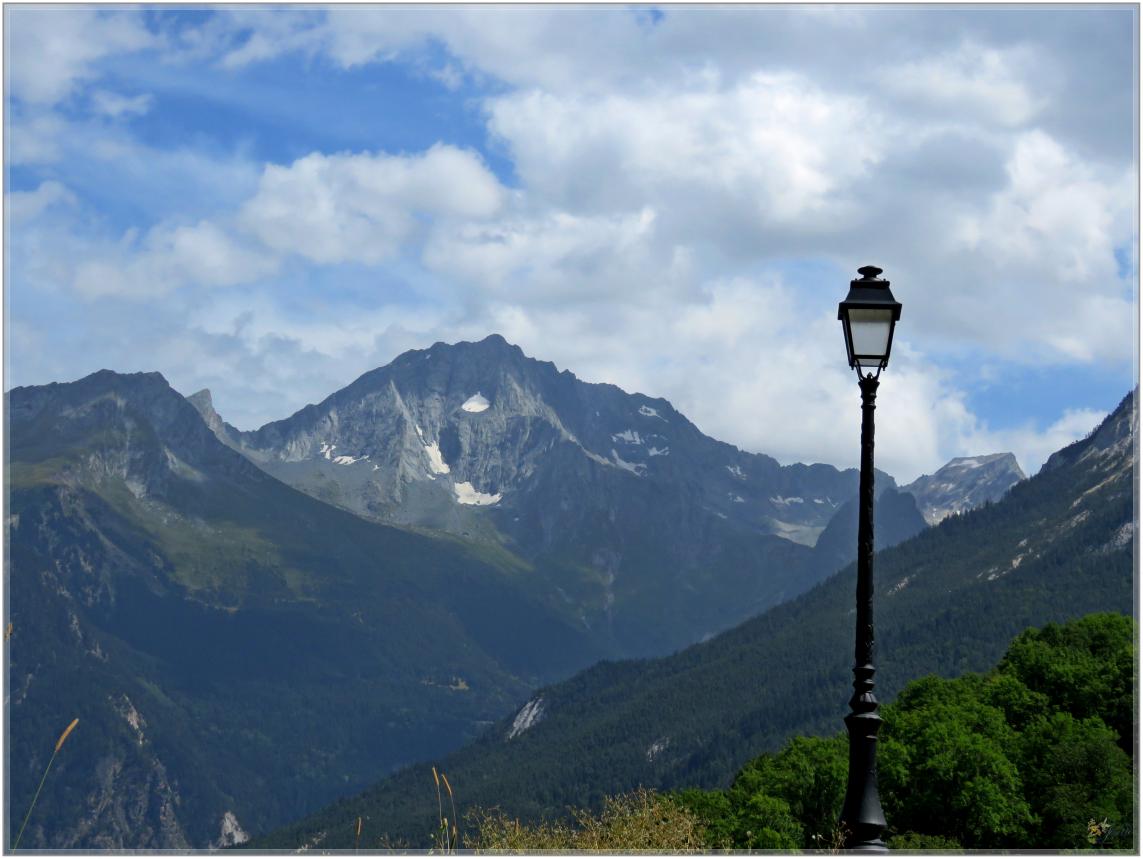 AUX  PAYS  DES  GENS  RICHES 