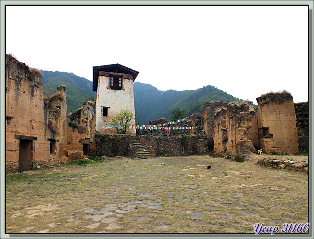 Blog de images-du-pays-des-ours : Images du Pays des Ours (et d'ailleurs ...), 60 ans après l'incendie, tout ce qu'il reste du Dzong Drukgyel (Drukoyel) - Vallée de Paro - Bhoutan