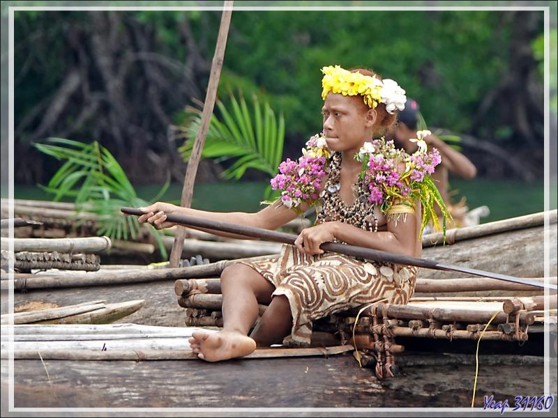 Court entracte sur le bateau avant de repartir en Zodiac, puis grimper comme on peut dans (sur) une pirogue à plateforme - Tufi - Maclaren Harbour - Province d'Oro - Papouasie Nouvelle-Guinée