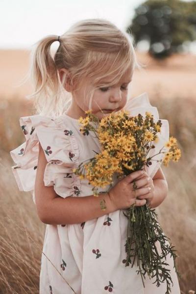 Enfants dans les fleurs