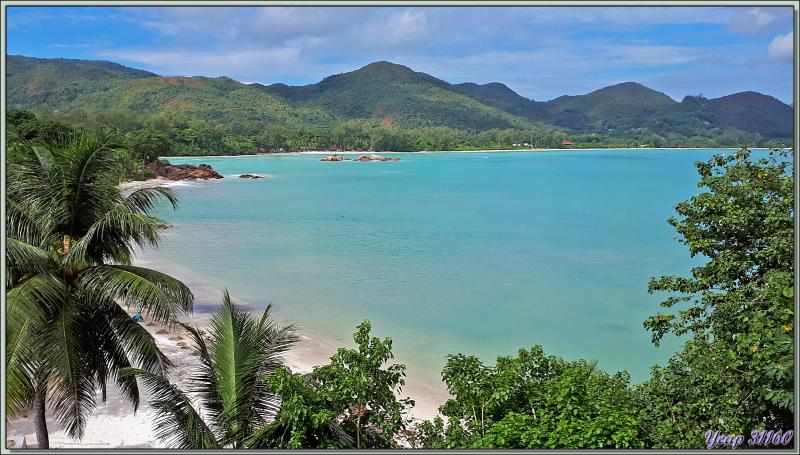 11/12/2021 : une belle journée commence avec le soleil. Départ en balade en passant par la route qui traverse la Vallée de Mai - Praslin - Seychelles 