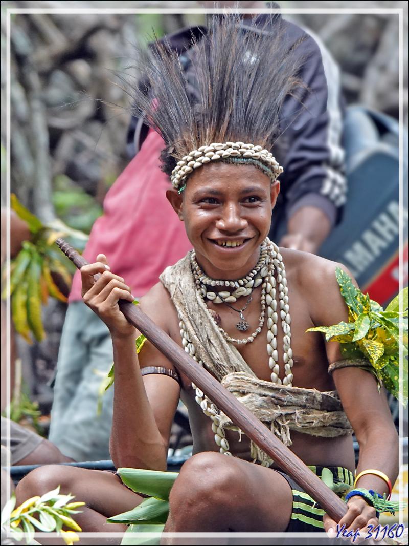 C'est parti pour une agréable balade (pour nous deux, pas pour les piroguiers !) d'une demi-heure en pirogue dans la mangrove - Tufi - Maclaren Harbour - Province d'Oro - Papouasie Nouvelle-Guinée