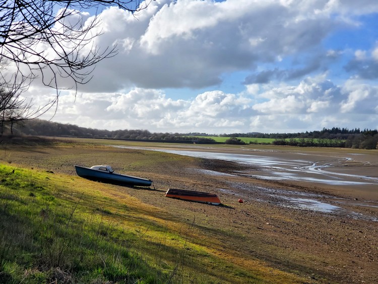 À l'ouest du réservoir