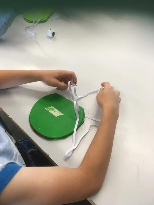 Une grenouille "bilboquet"