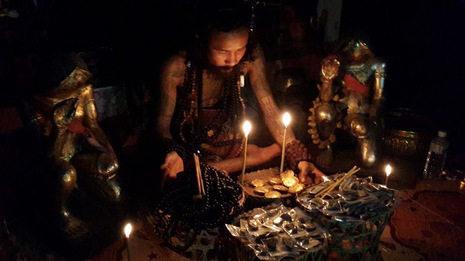 Kết quả hình ảnh cho thầy sư làm phép yểm bùa hộ mệnh