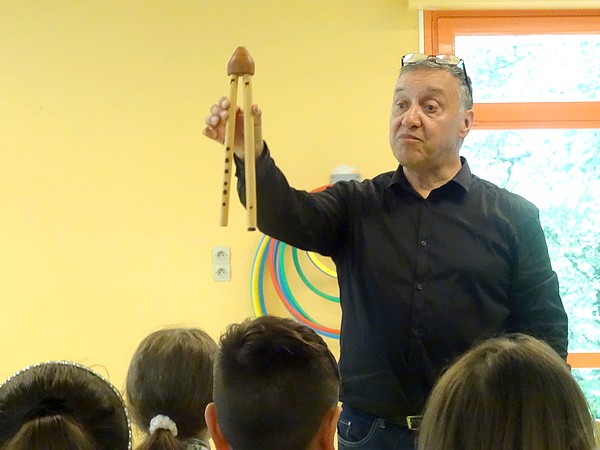 A l'initiative de l'association "Châtillon-Scènes, François Tainturier, Directeur du Laostic, est venu présenter des instruments anciens aux élèves des écoles Louis Cailletet et Francis Ca