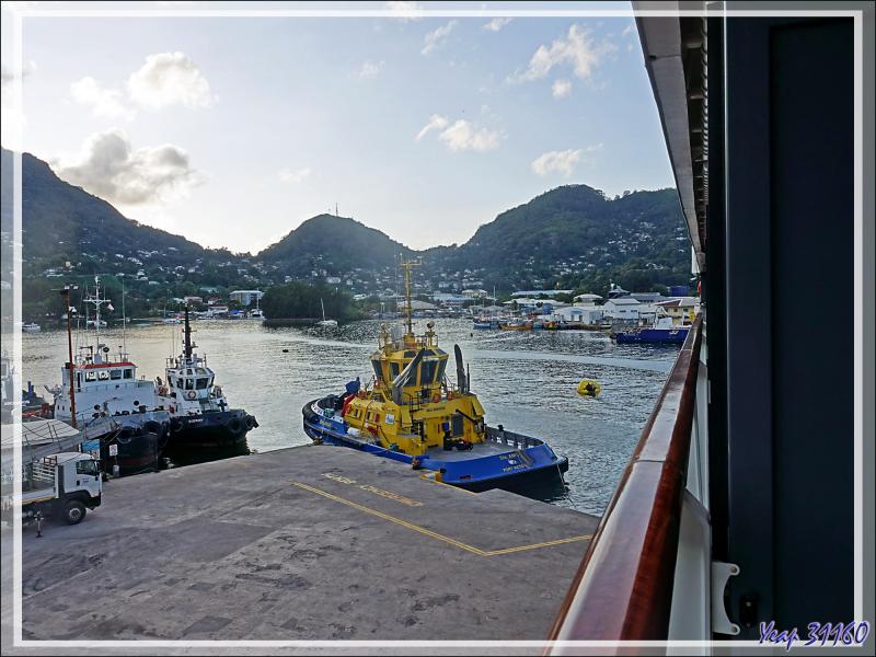 Juste avant la tombée de la nuit (très de bonne heure aux Seychelles), je fais deux photos depuis le balcon de notre cabine - Navire le Bellot - Port de Victoria - Mahe