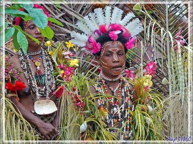 Le débarquement a eu lieu avec des images très colorées en pré-spectacle Sing Sing, qui sera peut-être le plus beau de tous - Tufi - Maclaren Harbour - Province d'Oro - Papouasie Nouvelle-Guinée