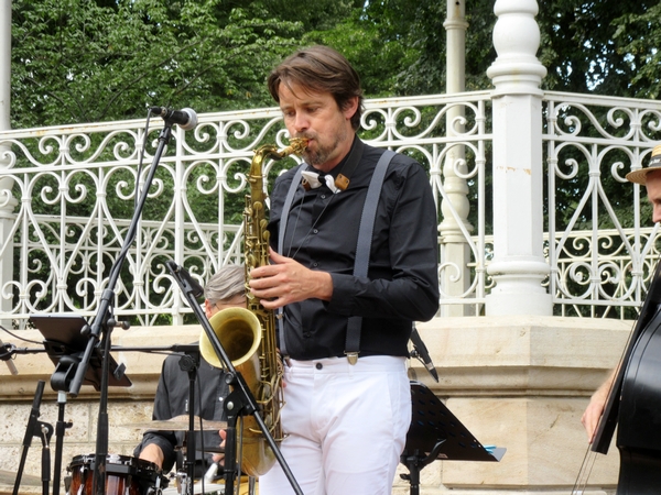 Un joli concert de jazz, avec Jive Crazy Pops, près du kiosque du jardin de la Mairie à Châtillon sur Seine...