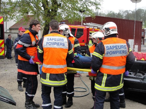 Démonstrations des Sapeurs-Pompiers Châtillonnais en direction des élèves du Collège Fontaine des Ducs de Châtillon sur Seine...
