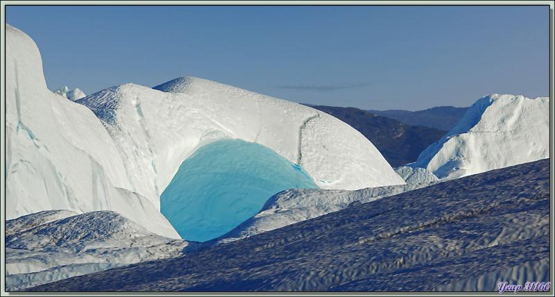 19 heures, le navire vient de lever l'ancre et passe à proximité du champ d'icebergs, l'occasion de faire encore quelques photos - Baie de Disko - Groenland