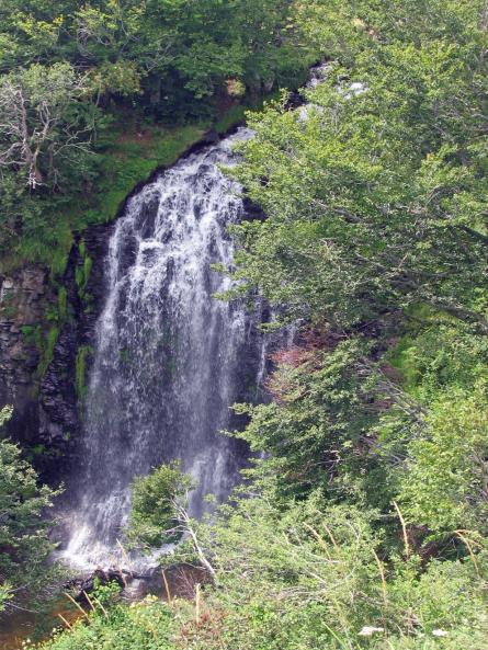 Comme les cailloux du Petit Poucet GR.30 Tour des lacs d'Auvergne : Etape 7 Saint-Genès-Champespe - Picherande - 22 Kms