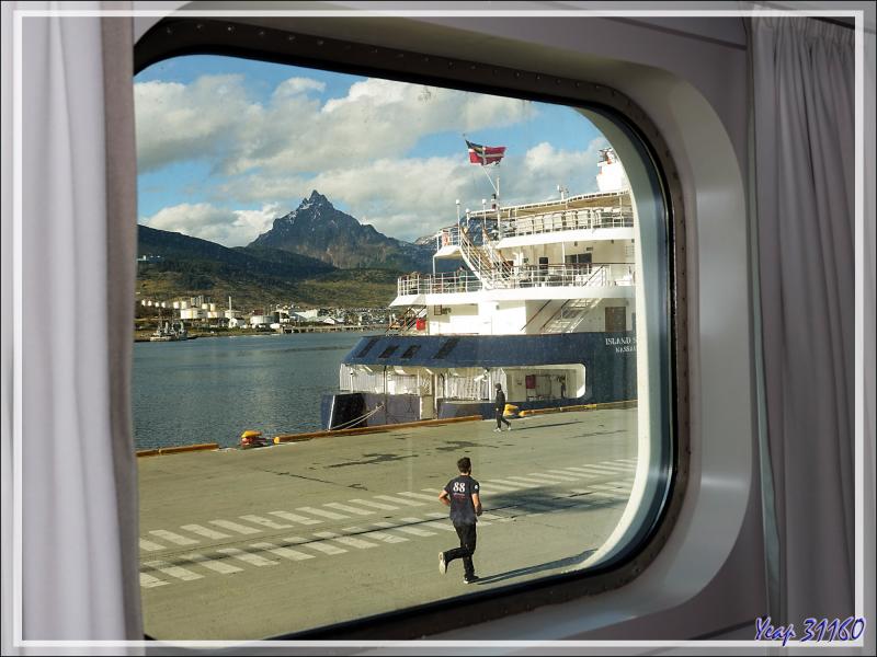 Nous prenons possession de notre cabine, avec, pour le moment, point de vue sur le port et sur le Mont Olivia - Ushuaïa - Terre de Feu - Argentine