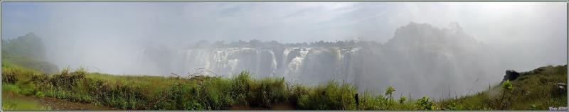 Les superbes Main Falls (Chutes principales) et les suivantes avec vues panoramiques à partir de belvédères d'où on ressort complètement douché - Chutes Victoria - Zimbabwe