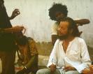 Jerzy Grotowski, peigné par Gour Khepa, observé par Ramanda das Baul - Kenduli, Bengale, 1980 ©Marek Musiał