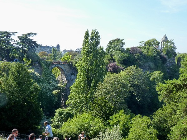 39 - Parc des Buttes-Chaumont (pont des Suicidés et temple