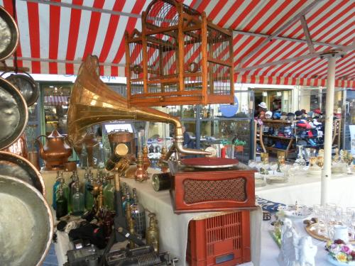 NICE :le marché aux puces dans la vieille ville