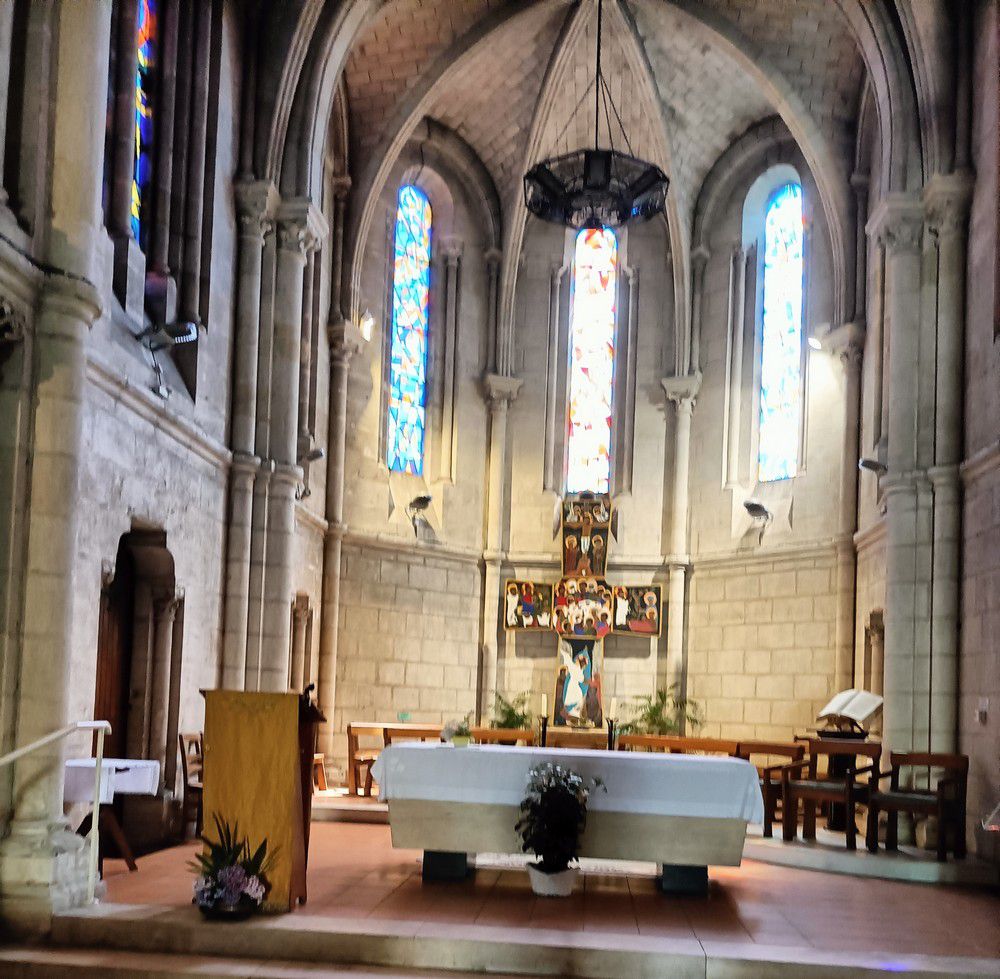 Les vitraux de Raymond Mirande, en l'église Saint-Vincent-de-Paul à Arès...