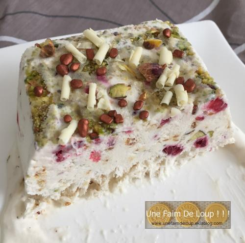 Nougat glacé aux framboises, pistaches & pralin