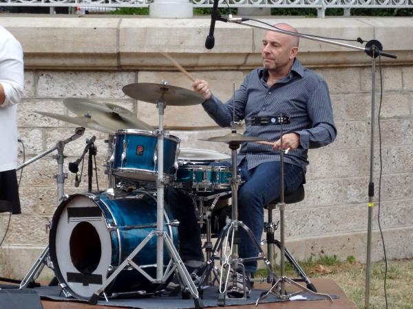 Le trio Adrian Clark a ravi le public au jardin de la Mairie de châtillon sur seine