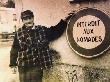 Peut être une image de 1 personne et texte qui dit ’INTERDIT AUX NOMADES’