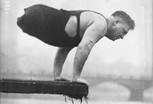 Charles Zibelman ''homme-tronc'' et nageur américain, d'après photo originale de l'agence photographique Central News.jpg