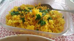 Recette poulet à l'indienne, riz aux épices et carottes, sauce au yaourt et naam..