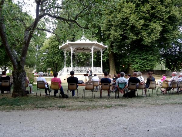 Tony D Folk singer en concert au jardin de la Mairie de Châtillon sur Seine