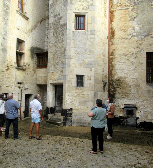 La Bibliothèque Municipale de Châtillon sur Seine a ouvert pour la dernière fois les cachots de  l'ancienne prison aux visiteurs....