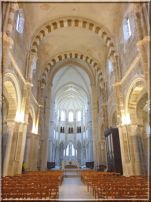 1034 - Vézelay sous la pluie,  dans l’Yonne (89)  Suite Art.1033