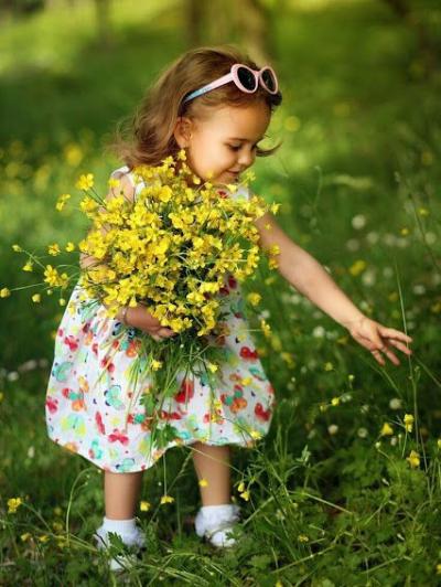 Enfants dans les fleurs