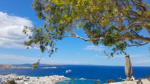Le balcon posé sur la mer (11-2) à Μύκονoς. Le balcon du Samedi Saint