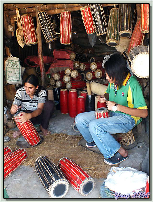 Blog de images-du-pays-des-ours : Images du Pays des Ours (et d'ailleurs ...), Entre Katmandou et Pokhara: atelier de fabrication de tambours - Népal