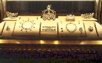 Les Diamants de la Couronne, galerie d�Apollon, mus�e du Louvre � RMN