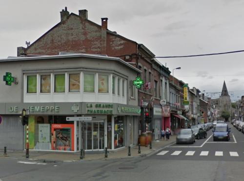 Carrefour sur l'artère principale de Jemeppe-sur-Meuse, menant à l'église Saint-Lambert (par Laflotte)